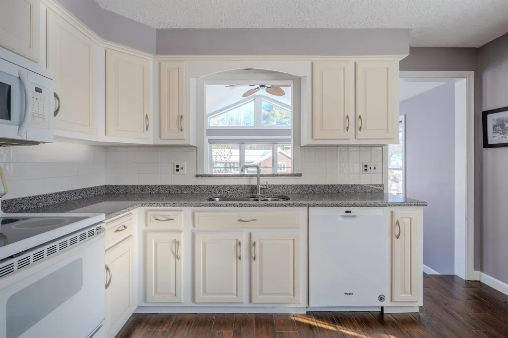 6 Lancelot Drive Hooksett NH 03106