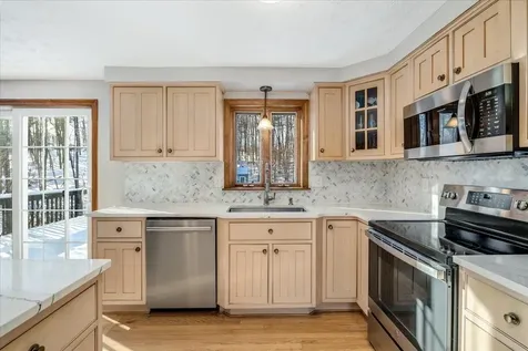 33 Pond View Drive Auburn NH 03032