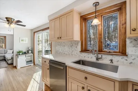 33 Pond View Drive Auburn NH 03032