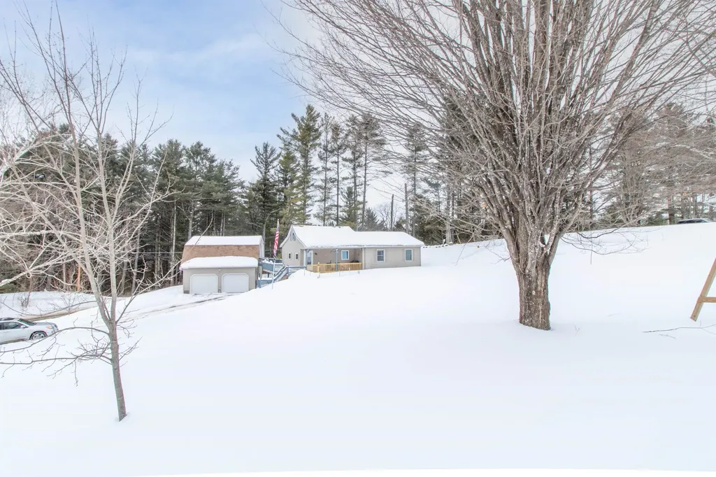 827 Lake Road Newport City VT 05829