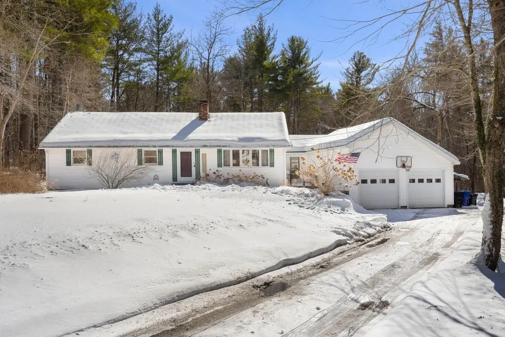 79 Gowing Road Hudson NH 03051