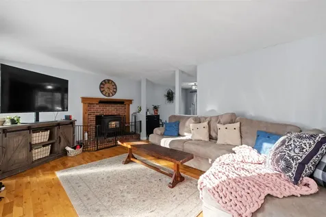 9 Spruce Court Hooksett NH 03106