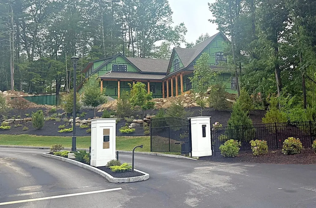 17 Grand Avenue Bedford NH 03110