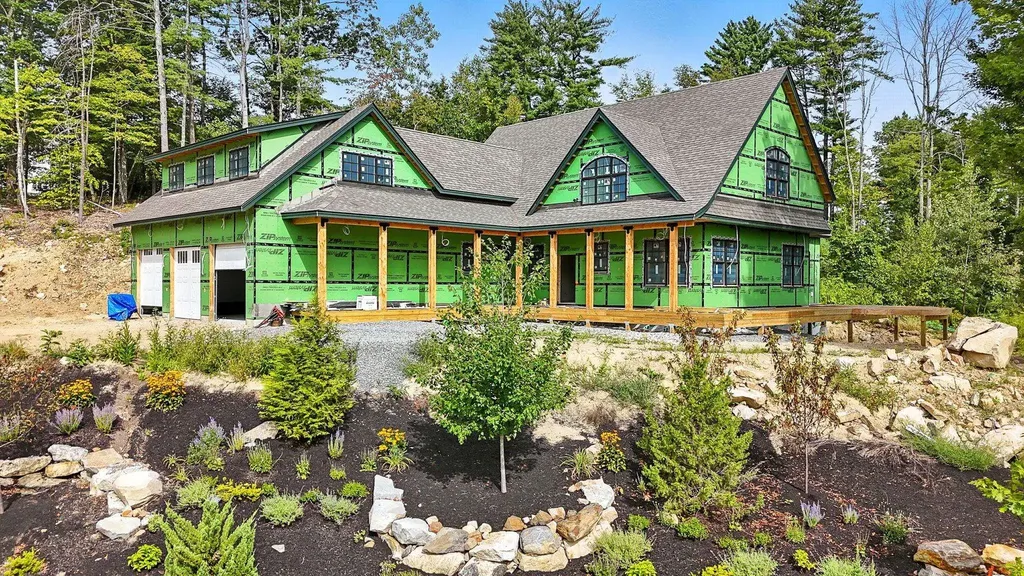 17 Grand Avenue Bedford NH 03110