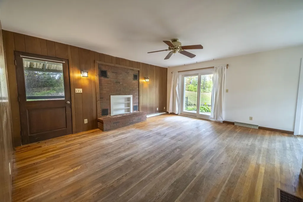 38 Pine Tree Hill Londonderry VT 05148