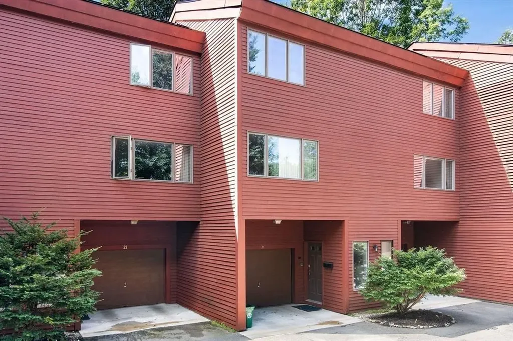 17 Robin Way Brattleboro VT 05301