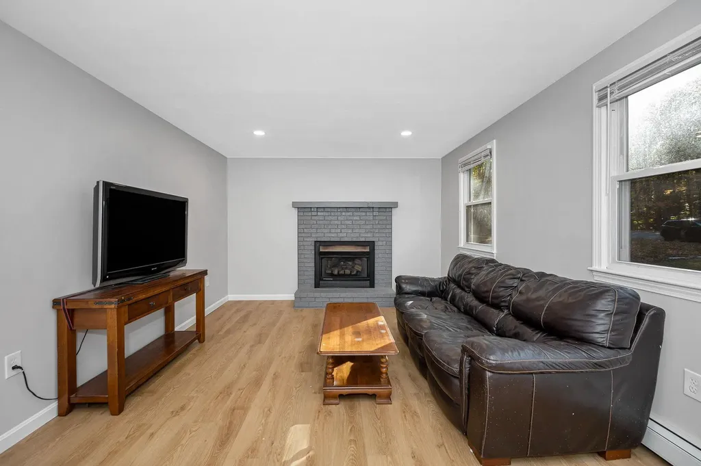 5 Raintree Drive Londonderry NH 03053