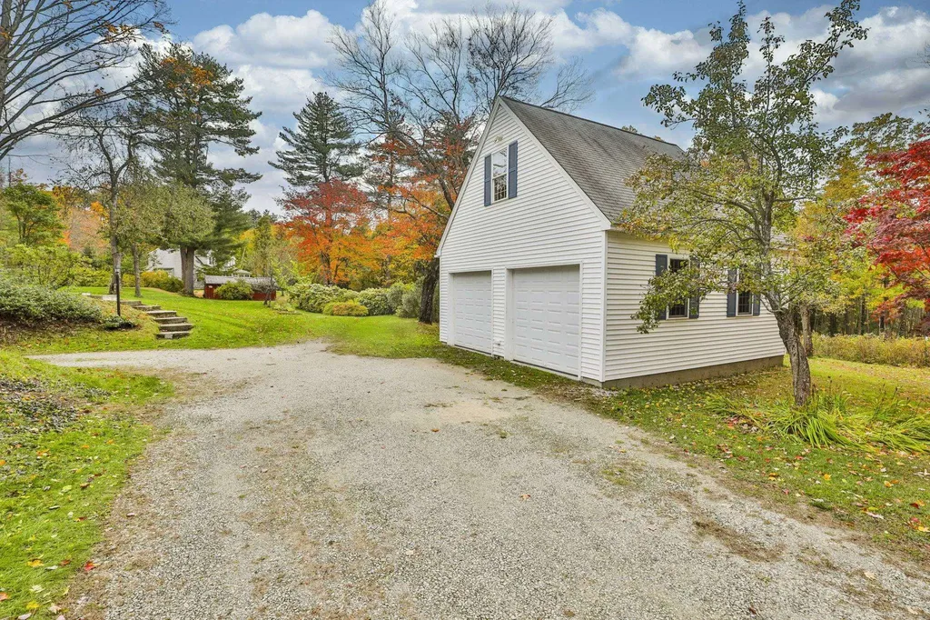 44 Maple Farm Road Auburn NH 03032