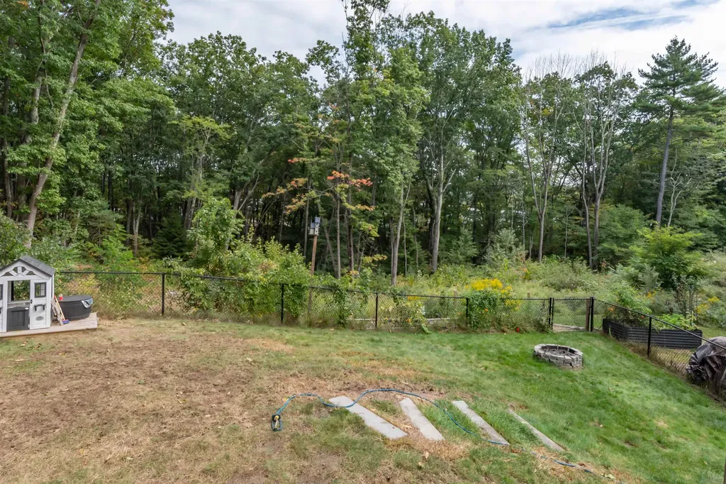 25 Teloian Drive Hudson NH 03051