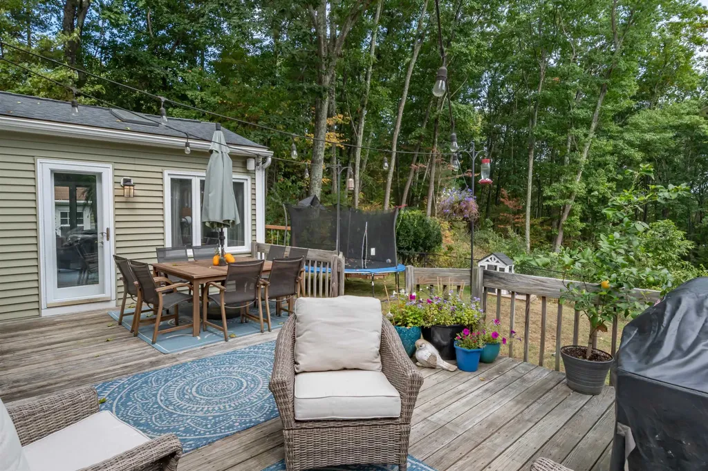 25 Teloian Drive Hudson NH 03051