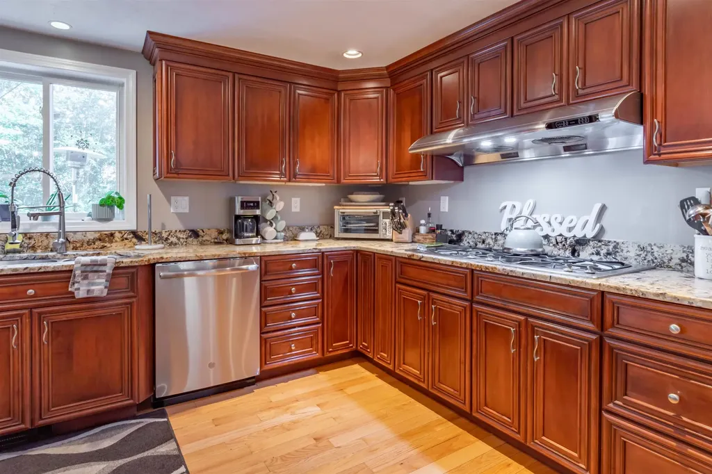 25 Teloian Drive Hudson NH 03051