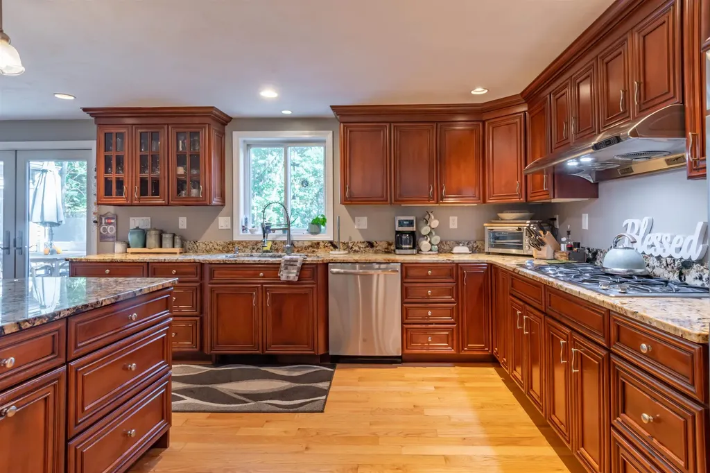 25 Teloian Drive Hudson NH 03051