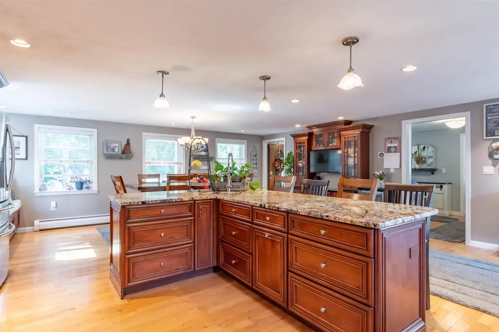 25 Teloian Drive Hudson NH 03051