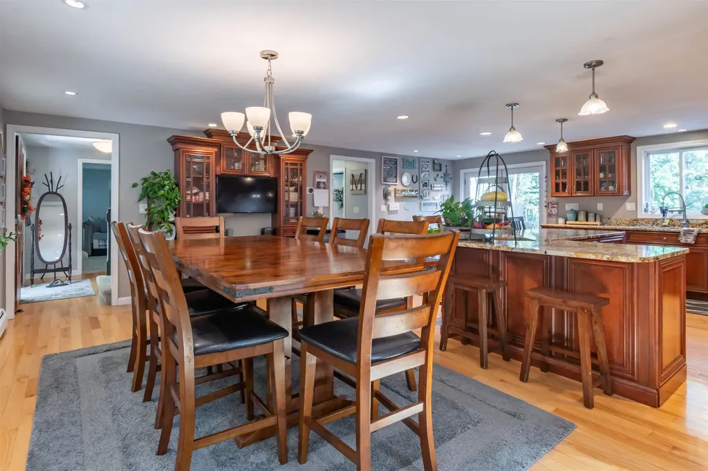 25 Teloian Drive Hudson NH 03051