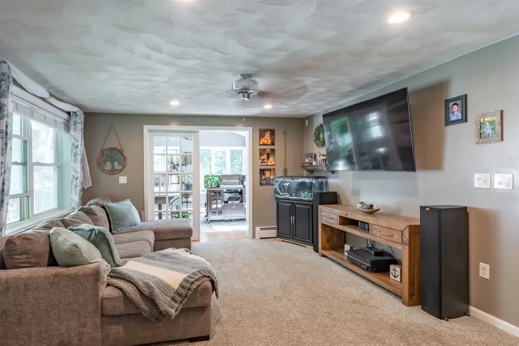 25 Teloian Drive Hudson NH 03051