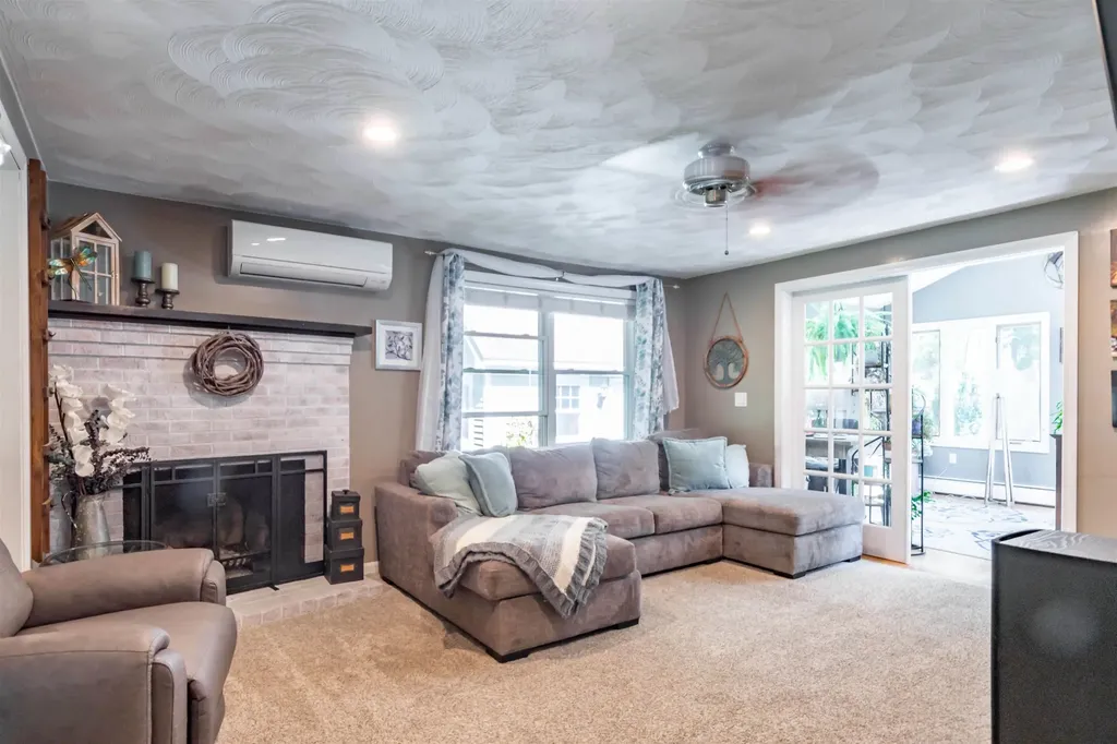 25 Teloian Drive Hudson NH 03051