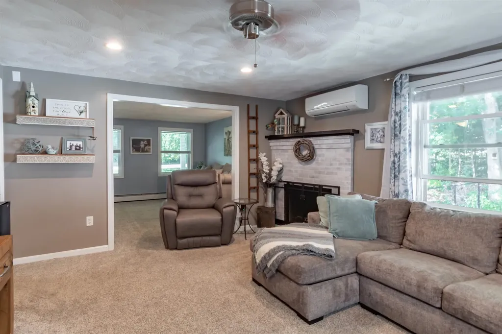 25 Teloian Drive Hudson NH 03051