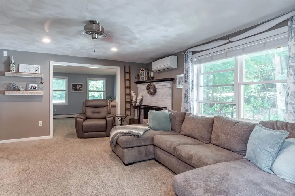 25 Teloian Drive Hudson NH 03051