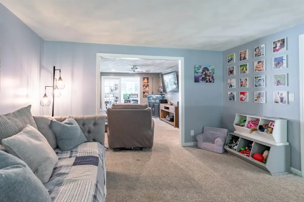 25 Teloian Drive Hudson NH 03051