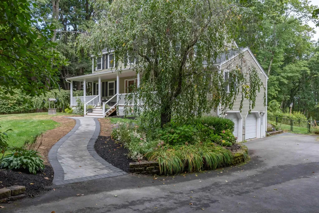 25 Teloian Drive Hudson NH 03051