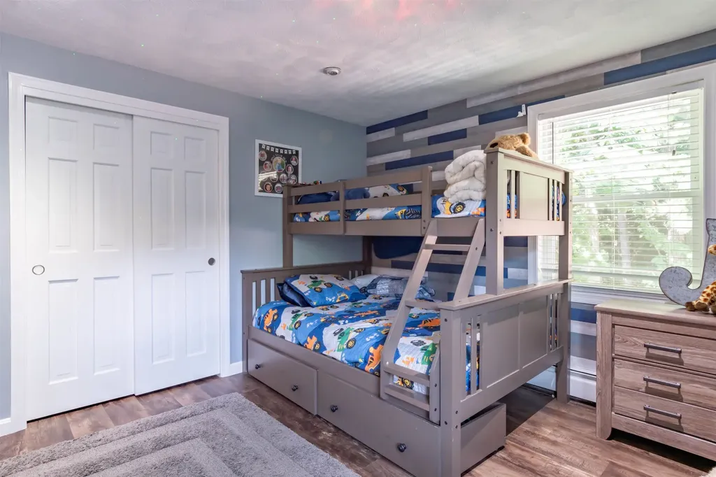 25 Teloian Drive Hudson NH 03051