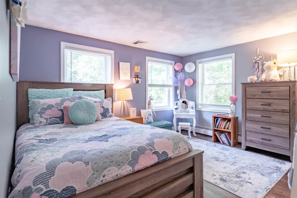 25 Teloian Drive Hudson NH 03051