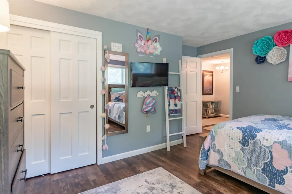 25 Teloian Drive Hudson NH 03051