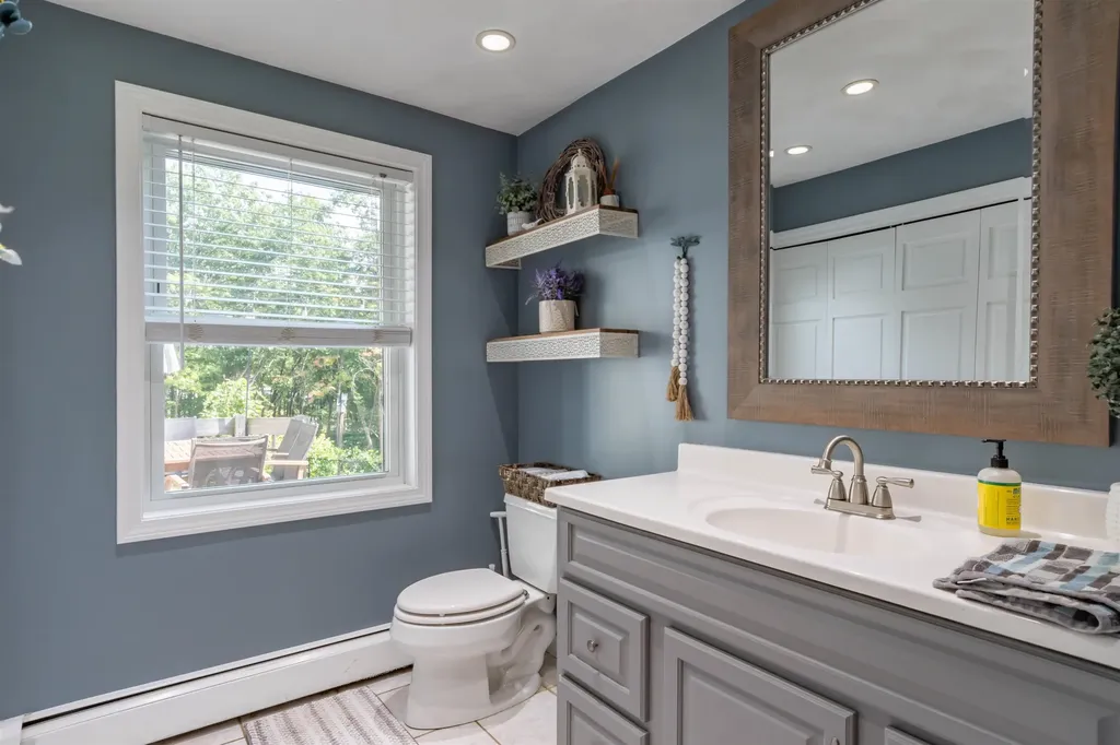 25 Teloian Drive Hudson NH 03051