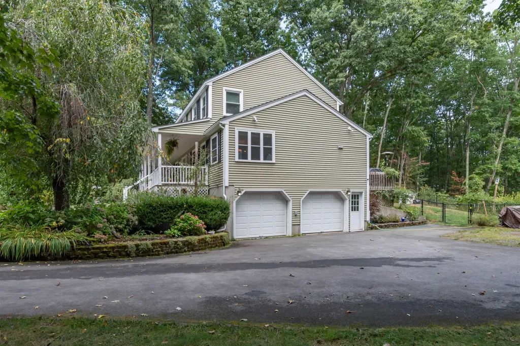 25 Teloian Drive Hudson NH 03051