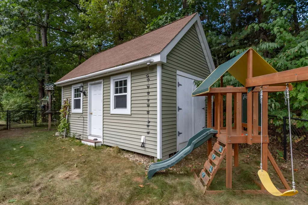 25 Teloian Drive Hudson NH 03051