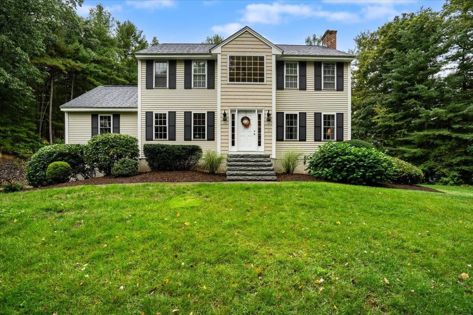 11 Quentin Drive Londonderry NH 03053-6124