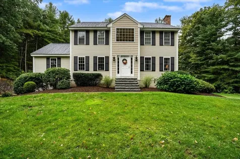 11 Quentin Drive Londonderry NH 03053-6124
