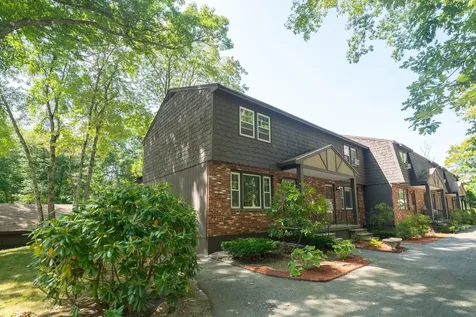 40 Midridge Circle Londonderry NH 03053