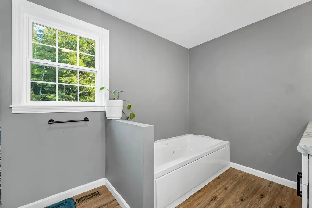 948 Beauty Hill Road Barnstead NH 03218