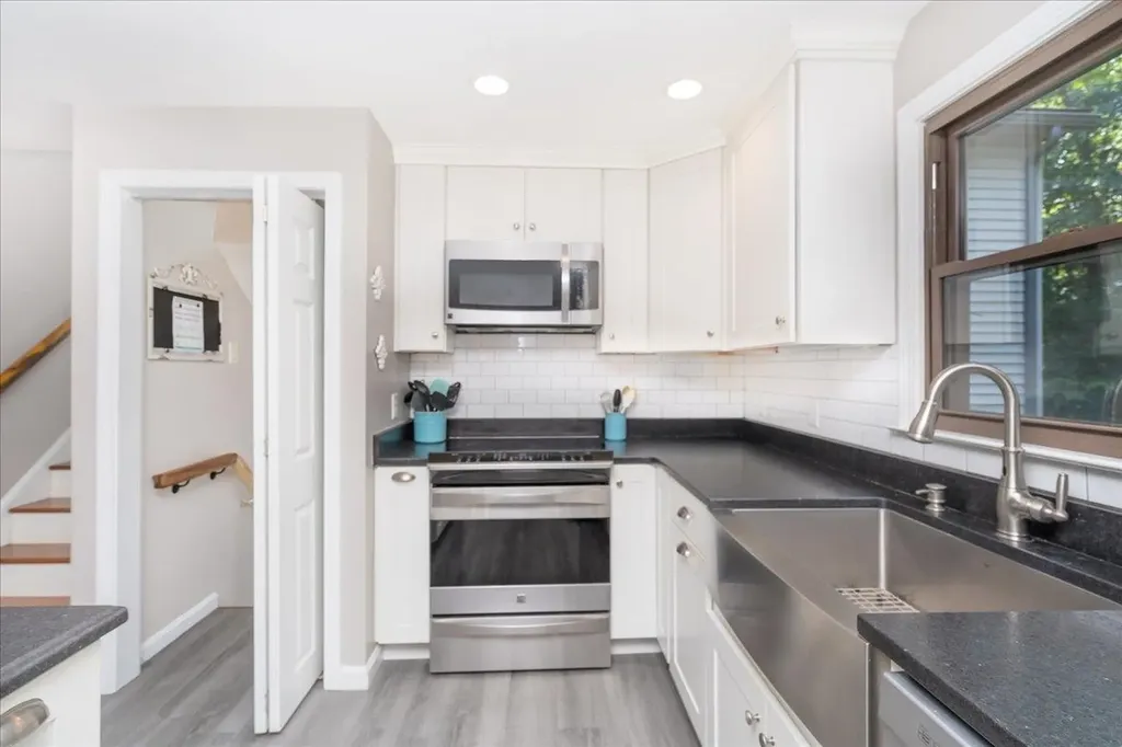 17 Melba Drive Hudson NH 03051