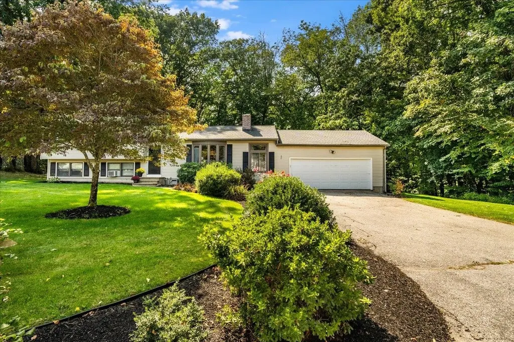 17 Melba Drive Hudson NH 03051