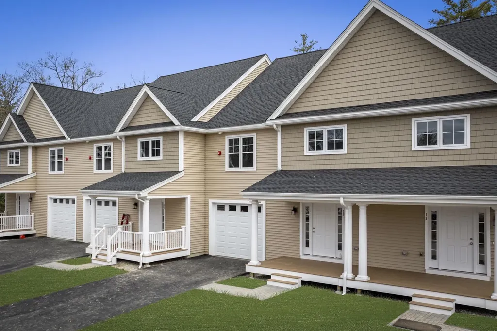 103 Centerwood Way Manchester NH 03102