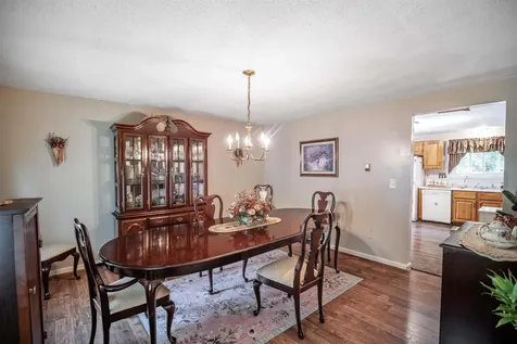 9 Squamscott Avenue Derry NH 03038