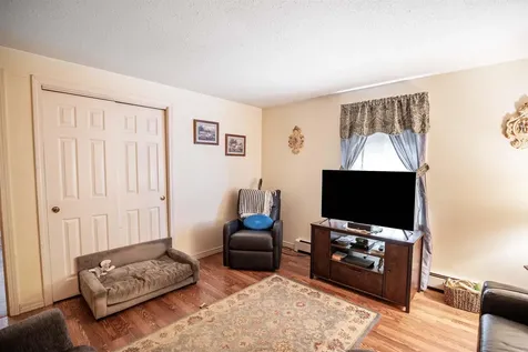 9 Squamscott Avenue Derry NH 03038