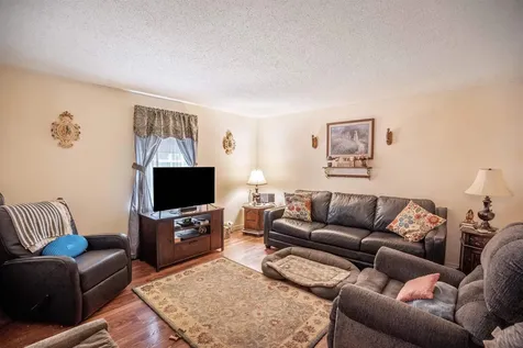 9 Squamscott Avenue Derry NH 03038