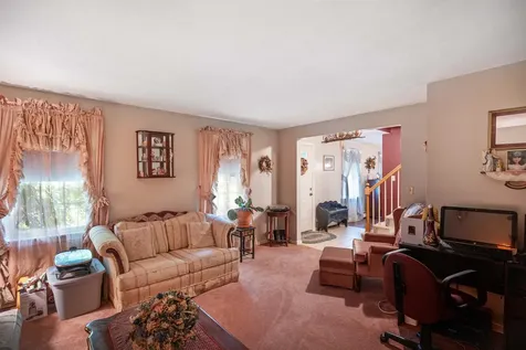 9 Squamscott Avenue Derry NH 03038