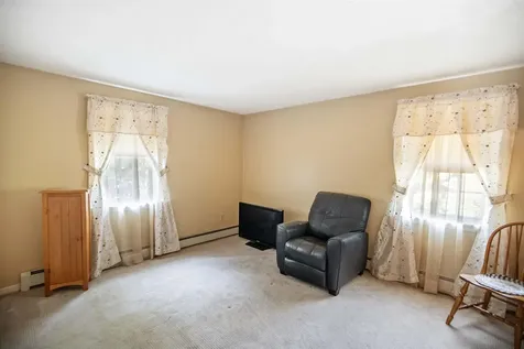 9 Squamscott Avenue Derry NH 03038