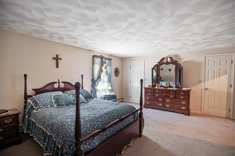 9 Squamscott Avenue Derry NH 03038