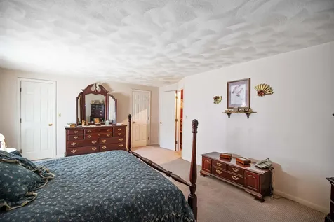 9 Squamscott Avenue Derry NH 03038