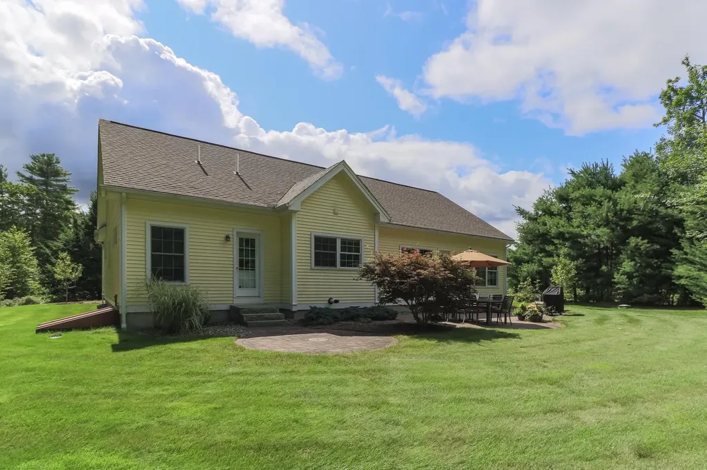 6 Swan Circle Concord NH 03301