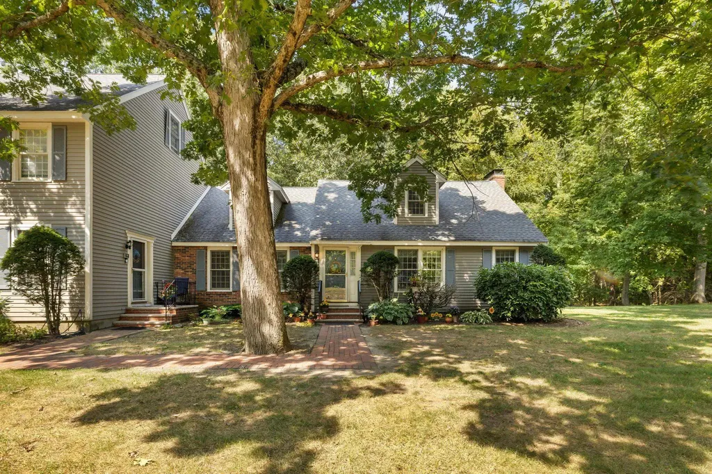 8 Captain Cook Way Plaistow NH 03865