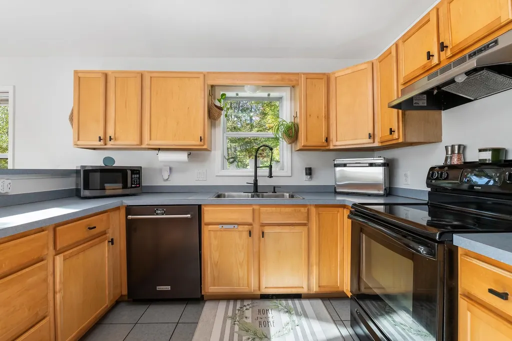 34 High Pond Road Grantham NH 03753