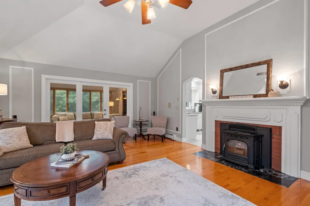 29 Spring Street Pelham NH 03076