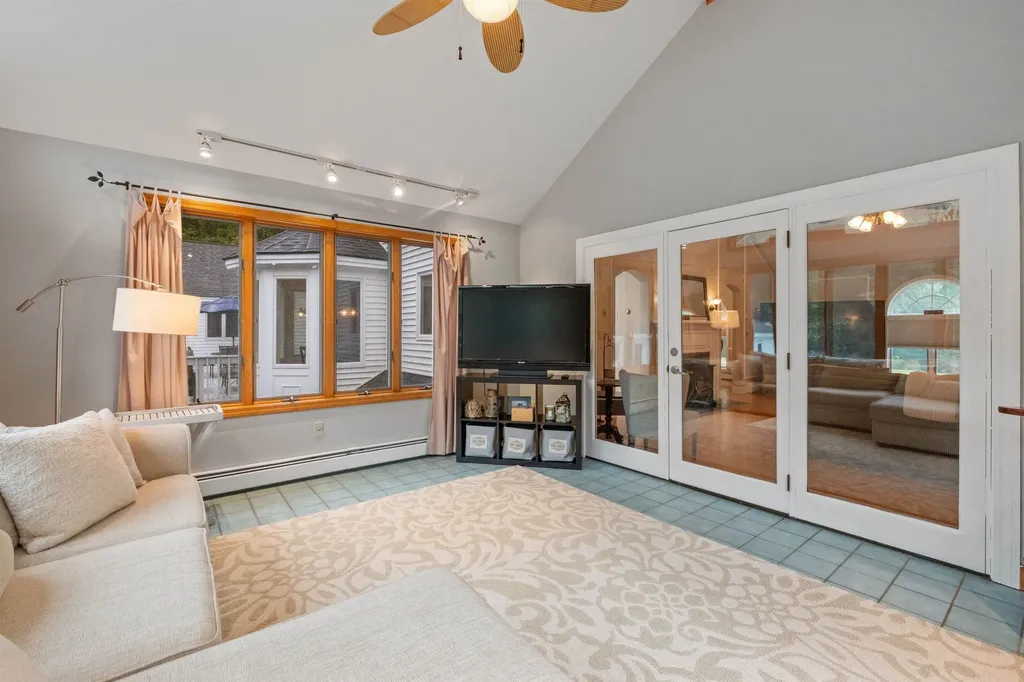 29 Spring Street Pelham NH 03076