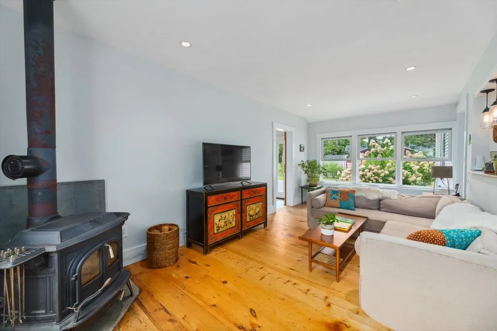 9 School Street Hancock NH 03449